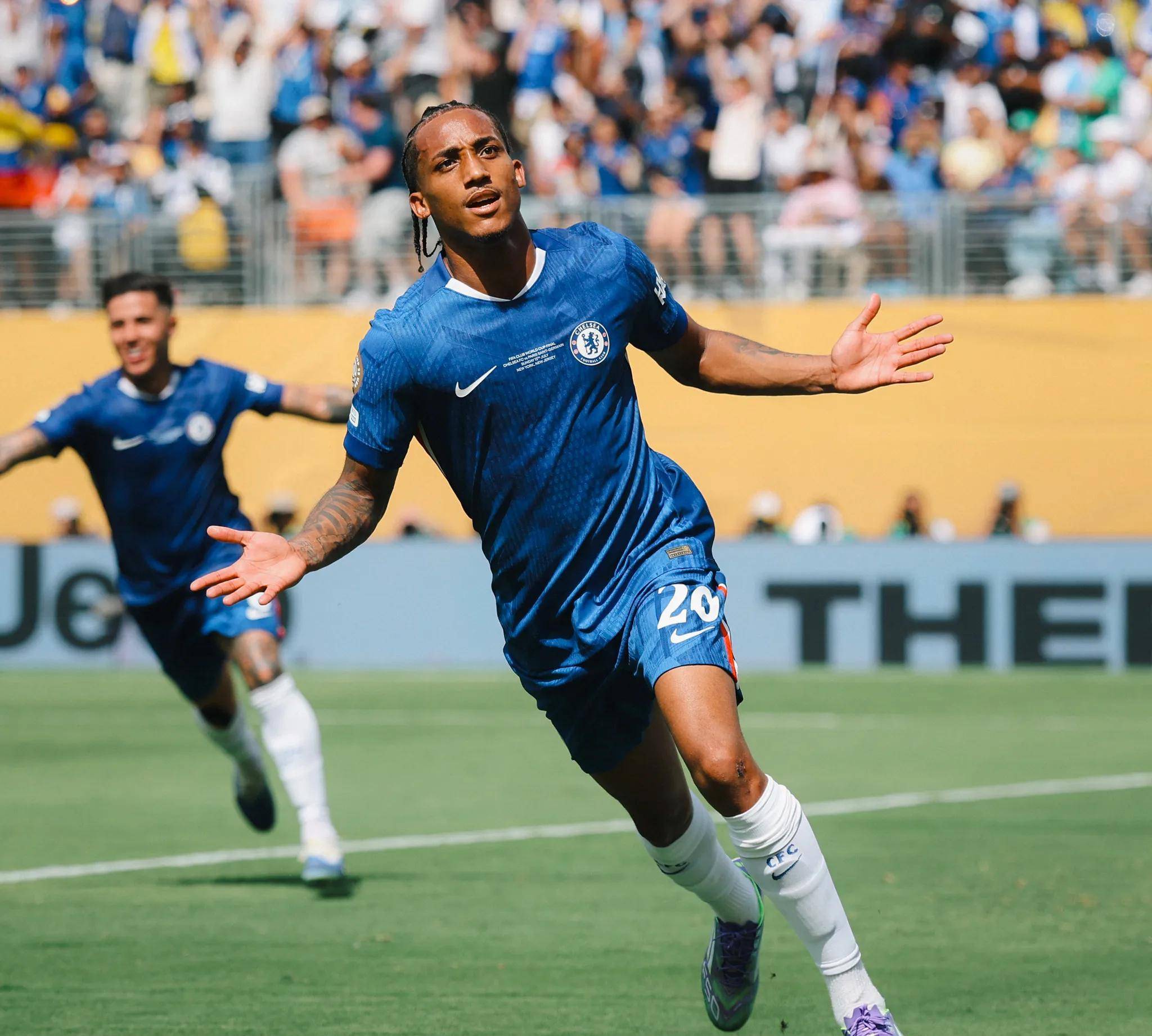 开云-詹姆斯重返赛场，大比分获胜首场状态出色，切尔西观众沸腾！