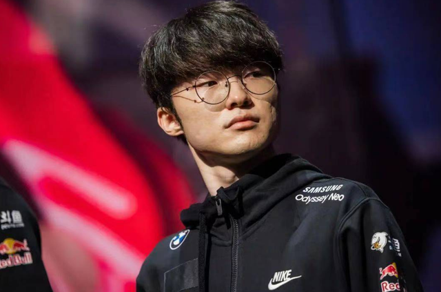 开云-Faker重返赛场，比赛局势复杂首场状态出色，FPX观众沸腾！