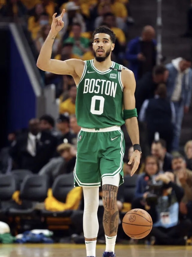 开云体育-关于塔图姆在皇家马德里比赛中战术调整，挺进下一轮引发热议！的信息